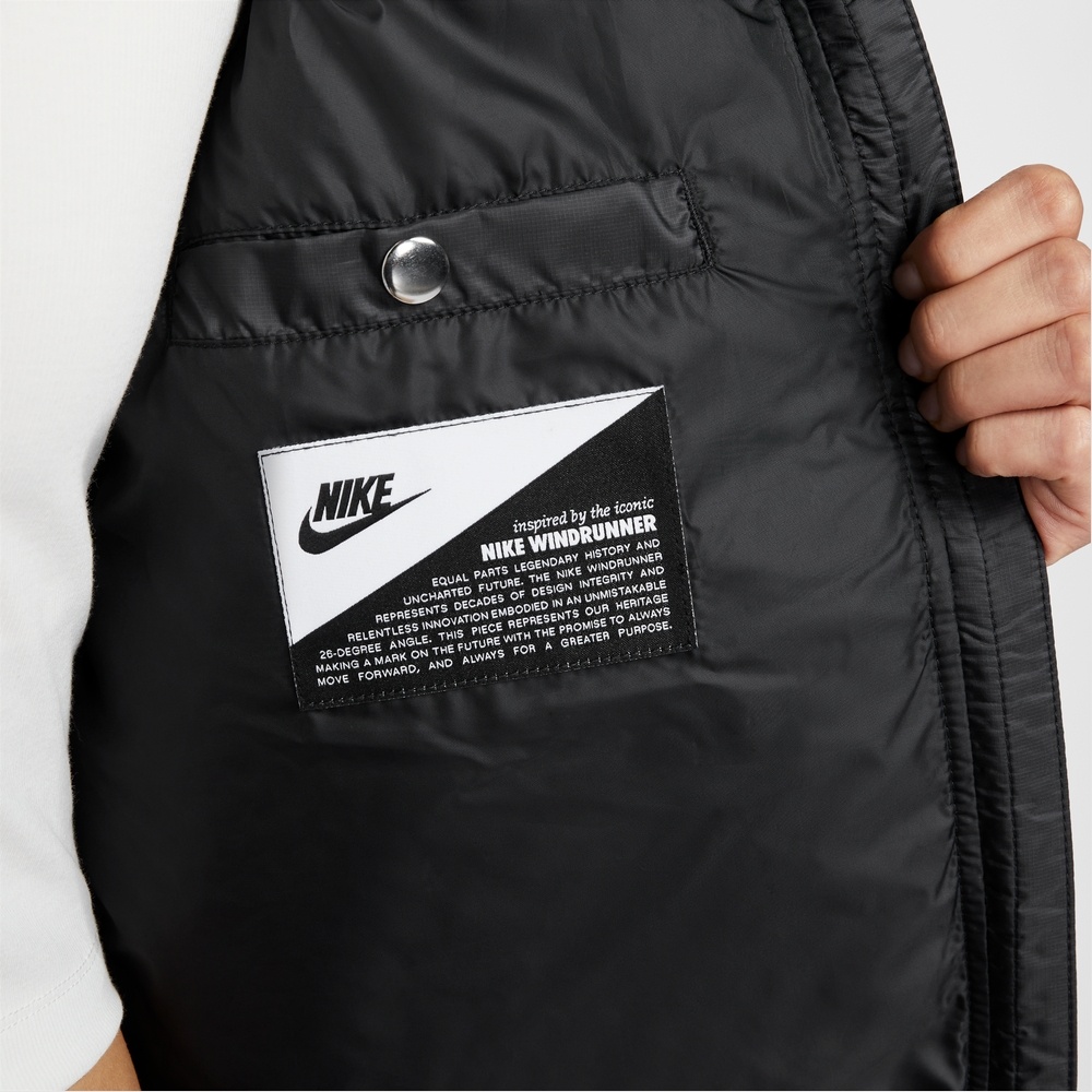 inspired by the iconicNIKE WINDRUNNEREQUAL PARTS LEGENDARY HISTORY ANDUNCHARTED FUTURE THE NIKE WINDRUNNERREPRESENTS DECADES OF DESIGN INTEGRITY ANDRELENTLESS INNOVATION EMBODIED IN AN UNMISTAKABLE26-DEGREE ANGLE. THIS PIECE REPRESENTS OUR HERITAGEMAKING A MARK ON THE FUTURE WITH THE PROMISE TO ALWAYSMOVE FORWARD, AND ALWAYS FOR A GREATER PURPOSE.